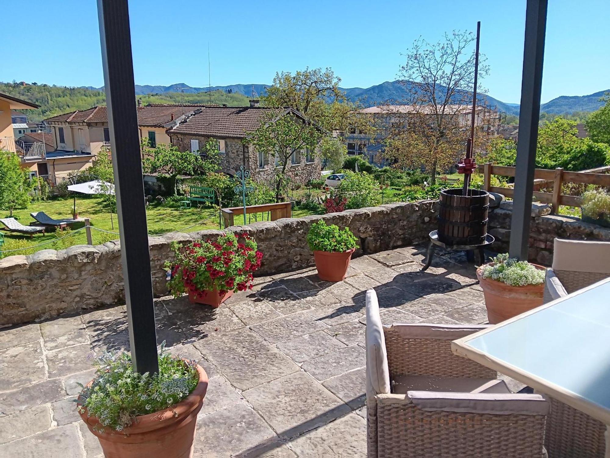 Monti Guesthouse Monti di Licciana Nardi Bagian luar foto