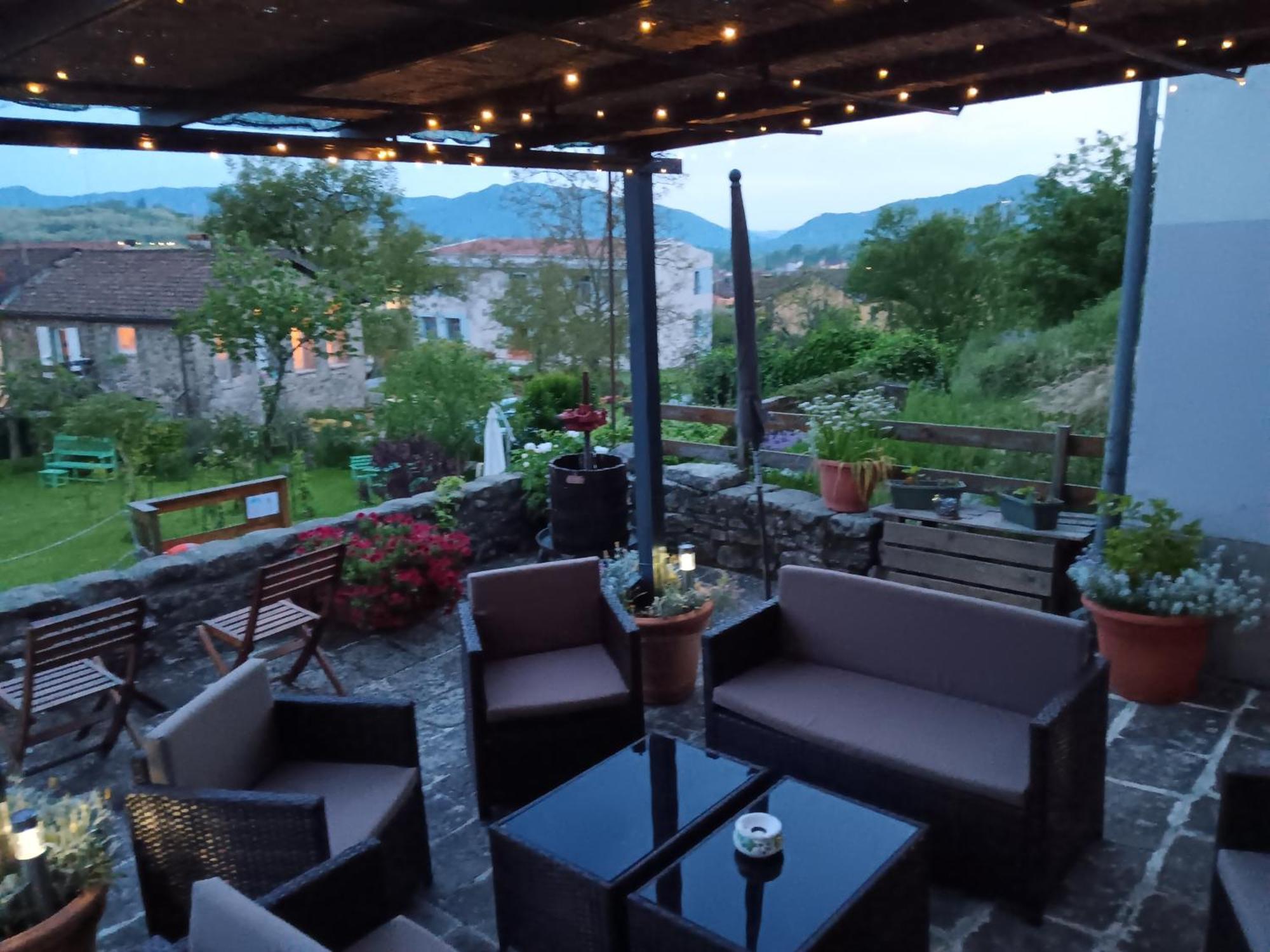 Monti Guesthouse Monti di Licciana Nardi Bagian luar foto